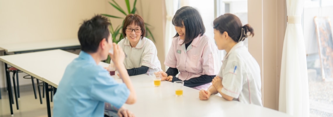 従業員が飲み物を飲みながら談笑する様子